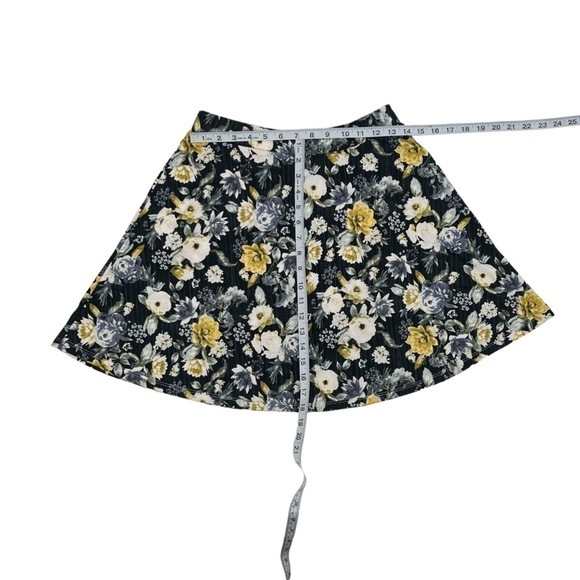 h&m Junior’s Floral Pleated Mini Skirt Size Small - Picture 4 of 5